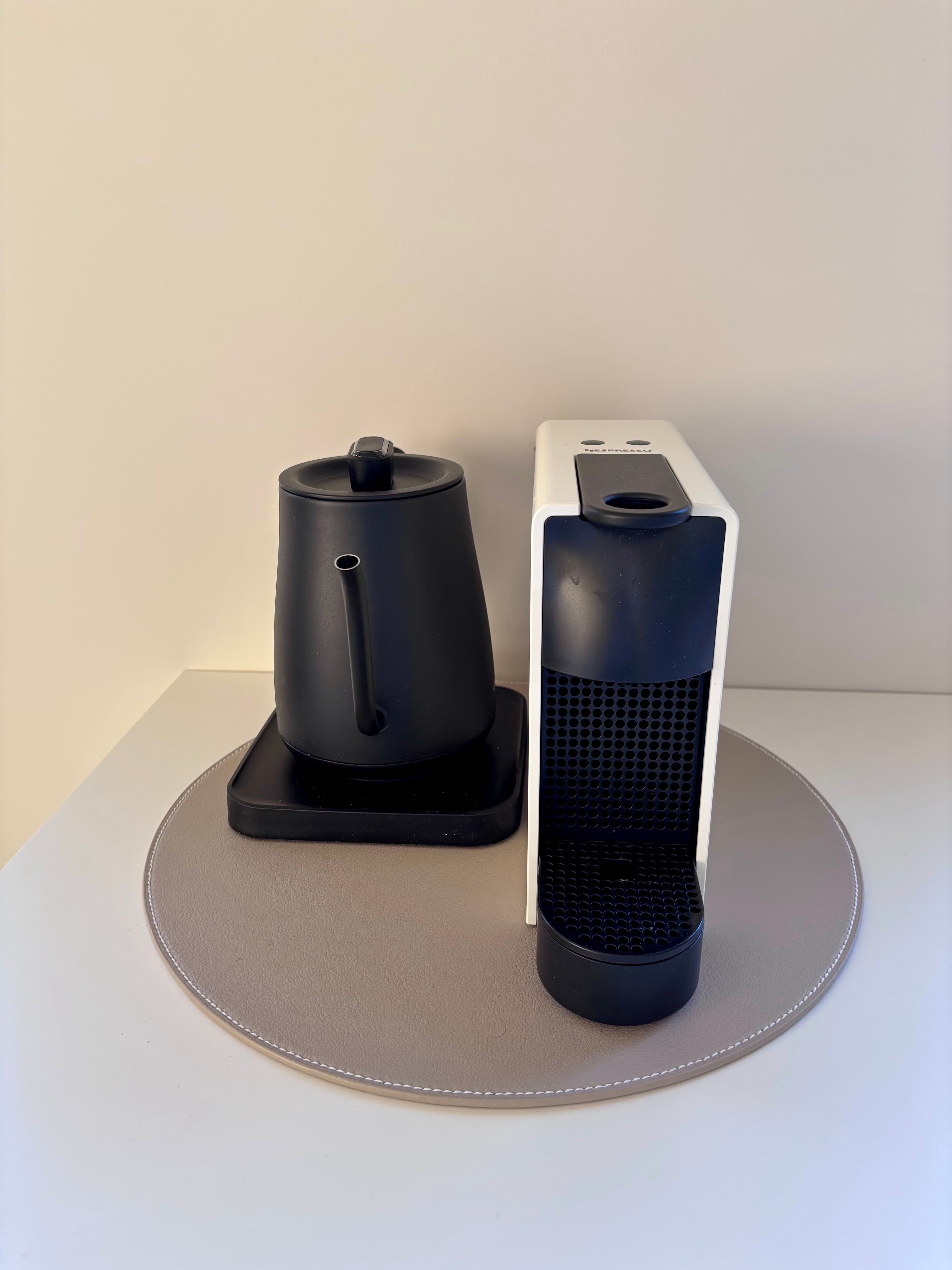 Vannkoker og Nespresso-maskin