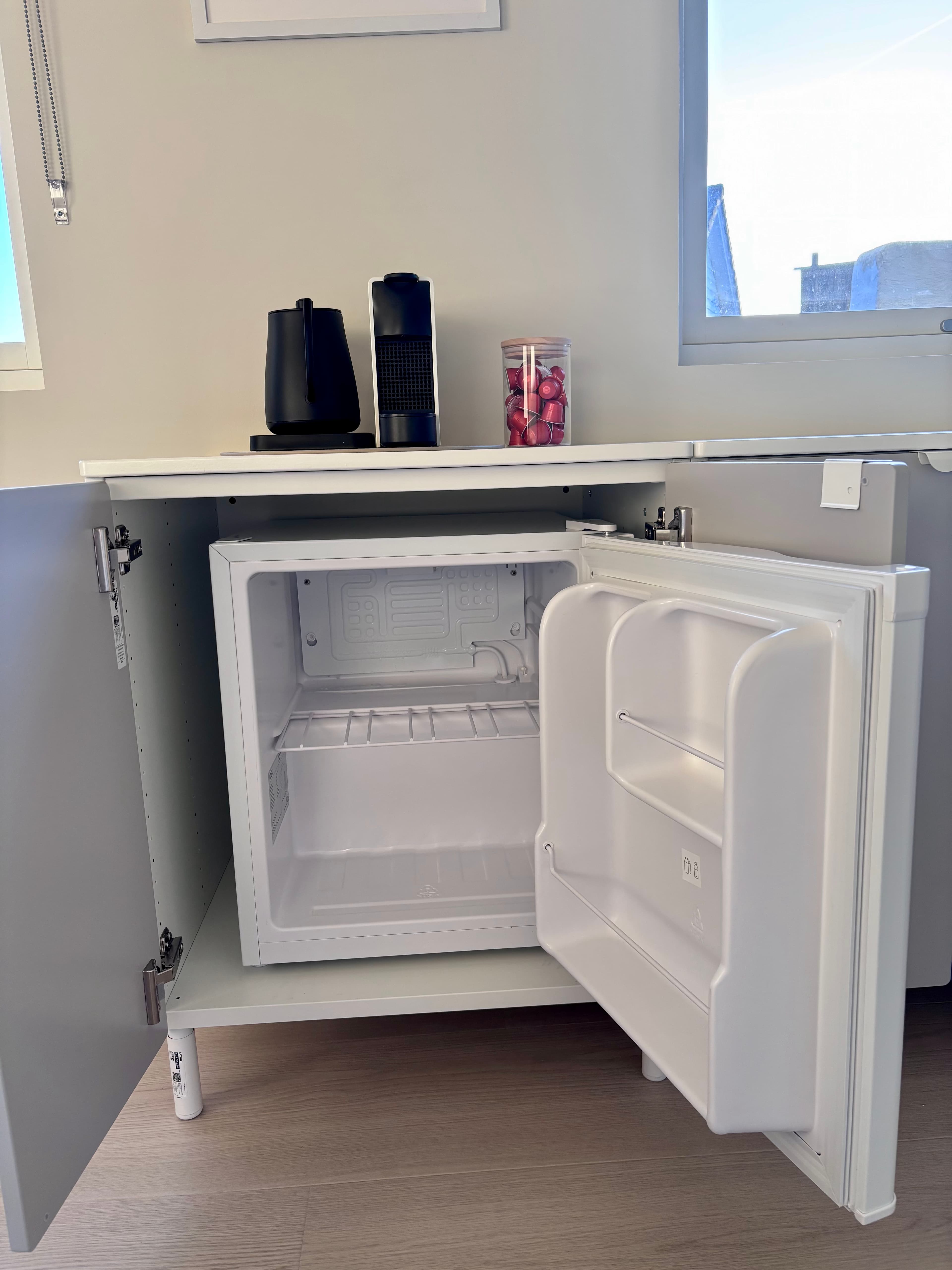 Mini-kjøleskap med kaffestasjon