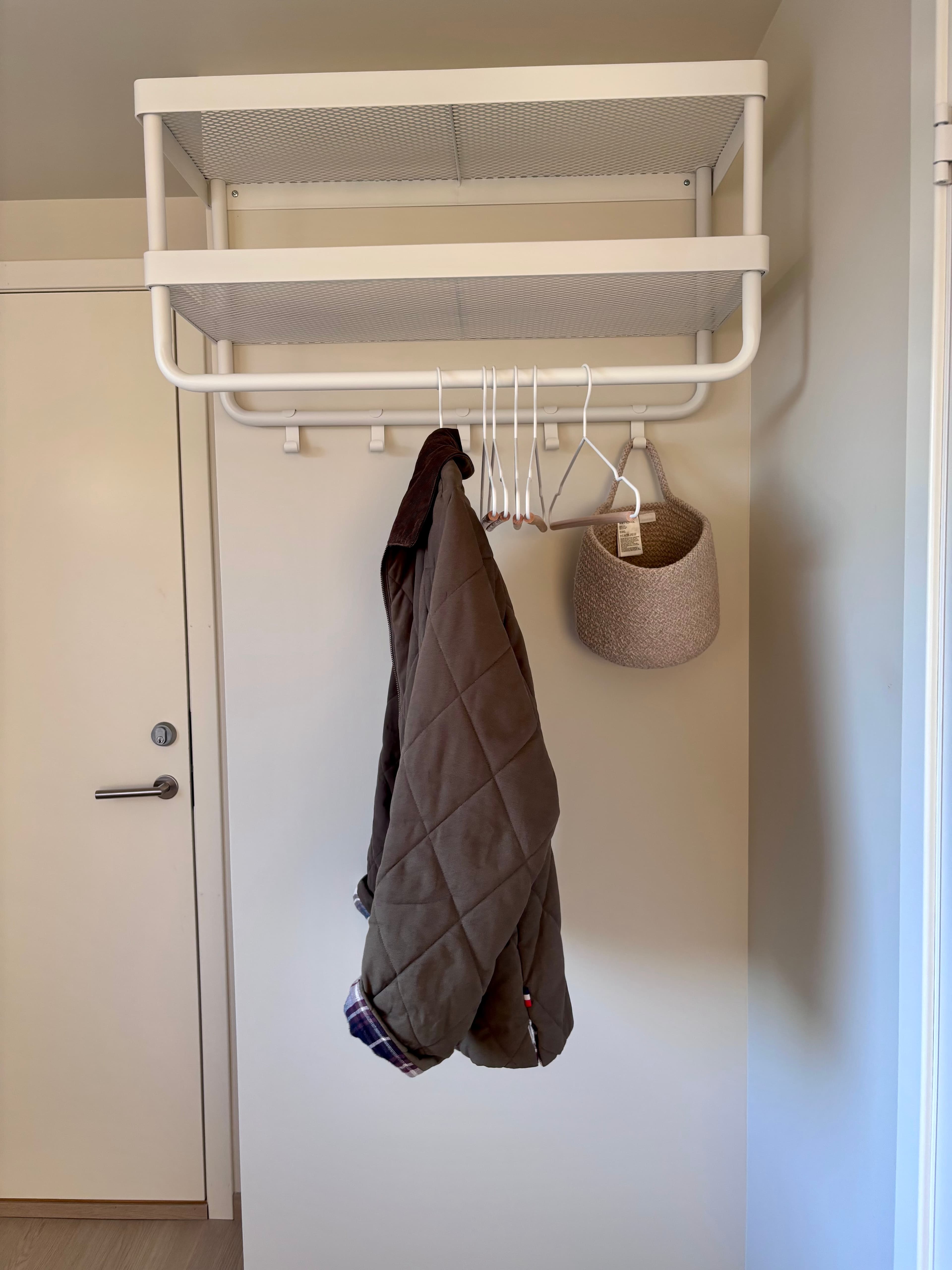 Garderobe med kleshengere ved inngangen